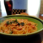 CASA CARINO - パスタA1300円。焼明太子とホウレン草、レンコンのトマトクリームパスタ。自家製パン、コーヒー付