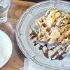 MOA cafe - キャラメルバナナワッフル＆カプチーノ