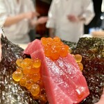 鮨 飛鳥 - マグロいくら海苔巻き