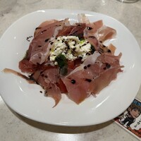 ダルマット 六本木ヒルズ店 - 生ハムとフルーツトマトのカプレーゼ