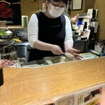 串揚げ処 味串 - 丁寧な手作業！パン粉を付けて揚げてくれます♪