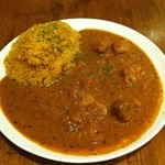 マイティルゥ - チキンカレー小
            辛さは選べて、一番辛くないのにしたのでマイルド、かと思いきやじわじわにスパイス効いてくる☆