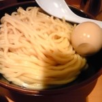 六厘舎 東京駅東京ラーメンストリート - 朝豚玉の麺＋大盛100円増し