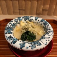 日本料理 かしづき - 先付けの茶碗蒸し、ずわい蟹の身を蟹味噌で和えて甲羅焼きにしたものをトッピング、揚げた百合根、縮みほうれん草