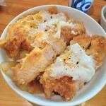 とんかつ 燕楽 - カツ断面。肉がとても柔らかく､脂身もしっとり。カツ丼なのに衣もしっかりと豚肉にはり着いている｡
