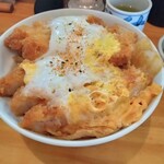 とんかつ 燕楽 - 七味を少し掛ける。