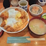 とんかつ 燕楽 - カツ丼(豚汁､お新香､冷奴付き)1100円税込
