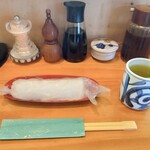 とんかつ 燕楽 - 卓上。今どき珍しくちゃんとしたおしぼりが付いてくる。左から爪楊枝､ミルで挽く岩塩､七味､醤油､辛子､ソース｡