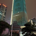 CHAGEE霸王茶姬 - 超高層ビルの手前に、古いお寺