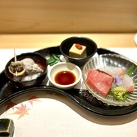 鮨 七海 - つぶ貝の磯焼き､胡麻豆腐､お造り二種