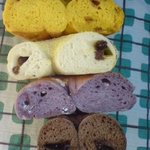 ベーグルU - 断面･(上から)キャラメルパンプキン/チーズレーズン/紫芋ホワイトチョコ/ダブルチョコ