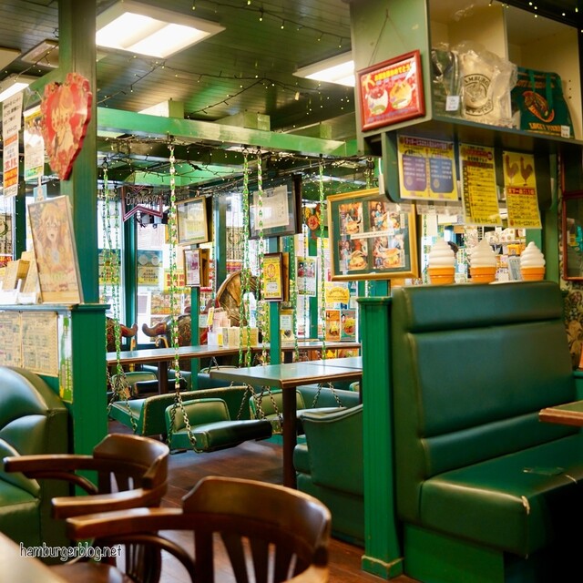 観光客も地元民もいるお店 : ラッキーピエロ ベイエリア本店の写真