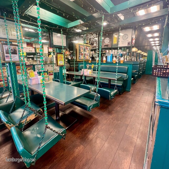 観光客も地元民もいるお店 : ラッキーピエロ ベイエリア本店の写真