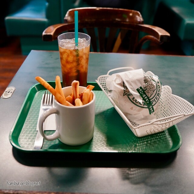 観光客も地元民もいるお店 : ラッキーピエロ ベイエリア本店の写真