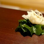 千葉たかおか - わかめ・酢れんこん。千葉のわかめと酢蓮根、ポン酢でいただきます。とても良い箸休め。