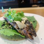 レストラン ウオゼン - ⑤【冷前菜-2】
      岩魚の石窯焼きのガレット、葉山葵のピクルス、山椒の新芽、月輪熊のラルド（背脂の生ハム）、鉄火味噌のパウダー掛け