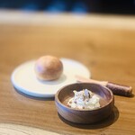 レストラン ウオゼン - ④【パン+バター】
      自家製全粒粉パン、加勢牧場ガンジー牛の自家製ヨーグルトのホイップバター、オニグルミ+タカキビ掛け