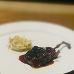レストラン ウオゼン - ⑧【肉-1】
      小鴨の蜂蜜塗り石窯焼き、鴨汁+乾燥香茸のソース、マコモダケ+遮光大蒜芽のサラダ