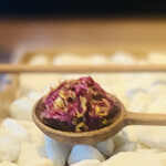 レストラン ウオゼン - ①【アミューズ3種】
      ・藻屑蟹の身と内子、菊花のお浸し？