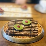 レストラン ウオゼン - ①【アミューズ3種】
      ・猪リエットのタルト、セロリのパウダー、マタタビのピクルス ビーツのせ