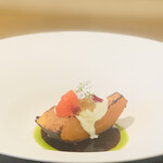 レストラン ウオゼン - ⑥【温前菜-2】
      赤門南瓜に自家製佐渡産檸檬チェッロ（リキュール）を染み込ませた石窯焼き、サワークリーム+発酵佐渡檸檬のせ、2種のソース（玉葱のコンソメ、無花果の葉のオイル）