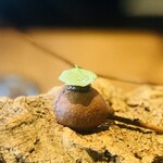 レストラン ウオゼン - ①【アミューズ3種】
      ・ジビエソーセージのアメリカンドッグ、発酵黒ニンニクソース