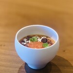 レストラン ウオゼン - ③【温前菜-1】
      メガニ（女蟹=ズワイの♀）の身と内子のバターナッツ南瓜のスープ、蟹出汁のムース、コシヒカリのパフ+村上産イクラ+炙り外子のせ