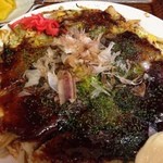 しま田 - ソースは最初から塗ってあります。紅ショウガとマヨネーズが横に添えてあるのがムクパパさんには珍しい。