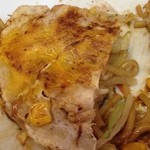 しま田 - こちらのモダン焼き、上下にメリケン粉の膜に挟まれています。