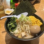 らあめん 万咲 - 豚骨味噌　並　コーンに味玉トッピング