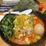 らあめん 万咲 - 豚骨辛味噌　特大　辛さ２倍　ほうれん草に味玉トッピング