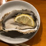 海鮮酒場 牡蠣いかだ屋 - 生牡蠣　レモン