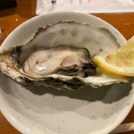 海鮮酒場 牡蠣いかだ屋 - 焼き牡蠣　レモン
