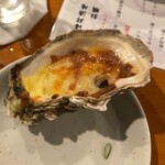 海鮮酒場 牡蠣いかだ屋 - 焼き牡蠣　タバスコチーズ