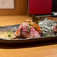 UMAMI日本酒弐番館 - ◉ローストビーフとイクラの海苔巻き