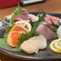 UMAMI日本酒弐番館 - ◉本マグロ入りお刺身６点盛り
                    ▶︎▶︎▶︎サーモン、ブリ、水タコ、中トロ、サワラ、ホタテの盛り合わせ