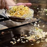 味乃家 - 僕は自分焼きの店では「味乃家」さんを手本に
      スピード勝負でボロボロこぼしながら混ぜます♪
