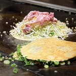味乃家 - 手前：手前はスジねぎ焼き
      奥の：「広島風」麺パリでそれはそれでうまそぉやった