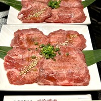 老舗精肉店直送 千種焼肉 飛騨牛の奴隷 千種店 - 特選タン塩¥1370 特選ネギタン塩¥ 1600