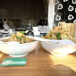 ベトコンラーメン倉敷新京 - ベトコンラーメン¥930内(左)、国士無双¥1100内(右)　基本のベトコンラーメンに比べて国士無双は野菜の種類と量が多い