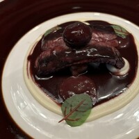 シグネチャー - 赤ワインで仕上げた鰻のマトロート　ハーブと共にローストした根セロリ 巨峰を添えて
                    