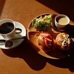 ポインセティア - 料理写真:ネットで見た、目的の品が食べたかったので

●ロールパンモーニング（ホットコーヒー）450円

を注文してみた