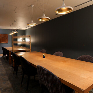 エレガントな店内は少人数から大人数まで対応可能な完全個室完備