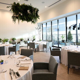 自然光が差し込む天井高のあるバンケットはパーティー利用も歓迎