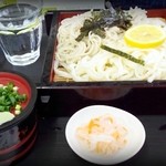 伊豫屋 - そばとうどんの盛り合わせ550円。うどんの冷水での〆具合最高！レモンがいい感じ！