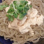 手打そば 吟 - 【追加】霙そばは、温かい豆腐に冷たい蕎麦