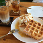 夏cafe - キャラメルソースがけアイスバナナ生クリーム添えワッフル