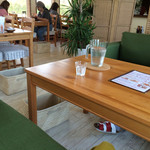 夏cafe - ソファー席は一組だけで、後はテーブル席