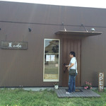 夏cafe - 小さい倉庫的な可愛い佇まい。
