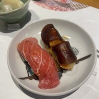 築地 すし Omakase - 中トロとスイカの皮で包んだあん肝